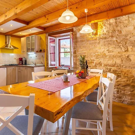 Vikendica 2 Bedroom Awesome In Kavran