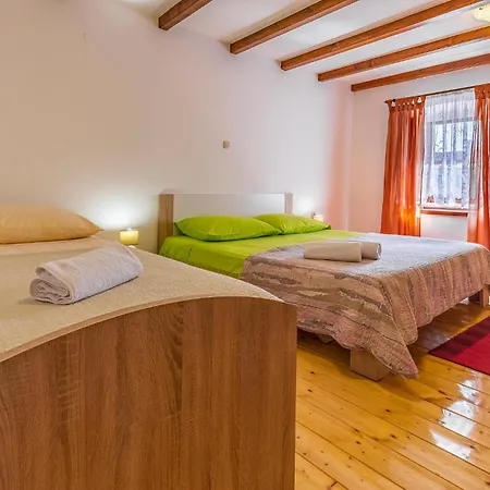 2 Bedroom Awesome In Holiday home *