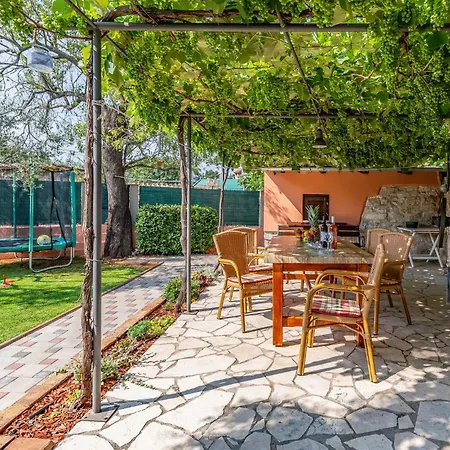 2 Bedroom Awesome In Holiday home Kavran