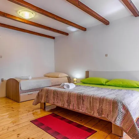 2 Bedroom Awesome In Holiday home Kavran